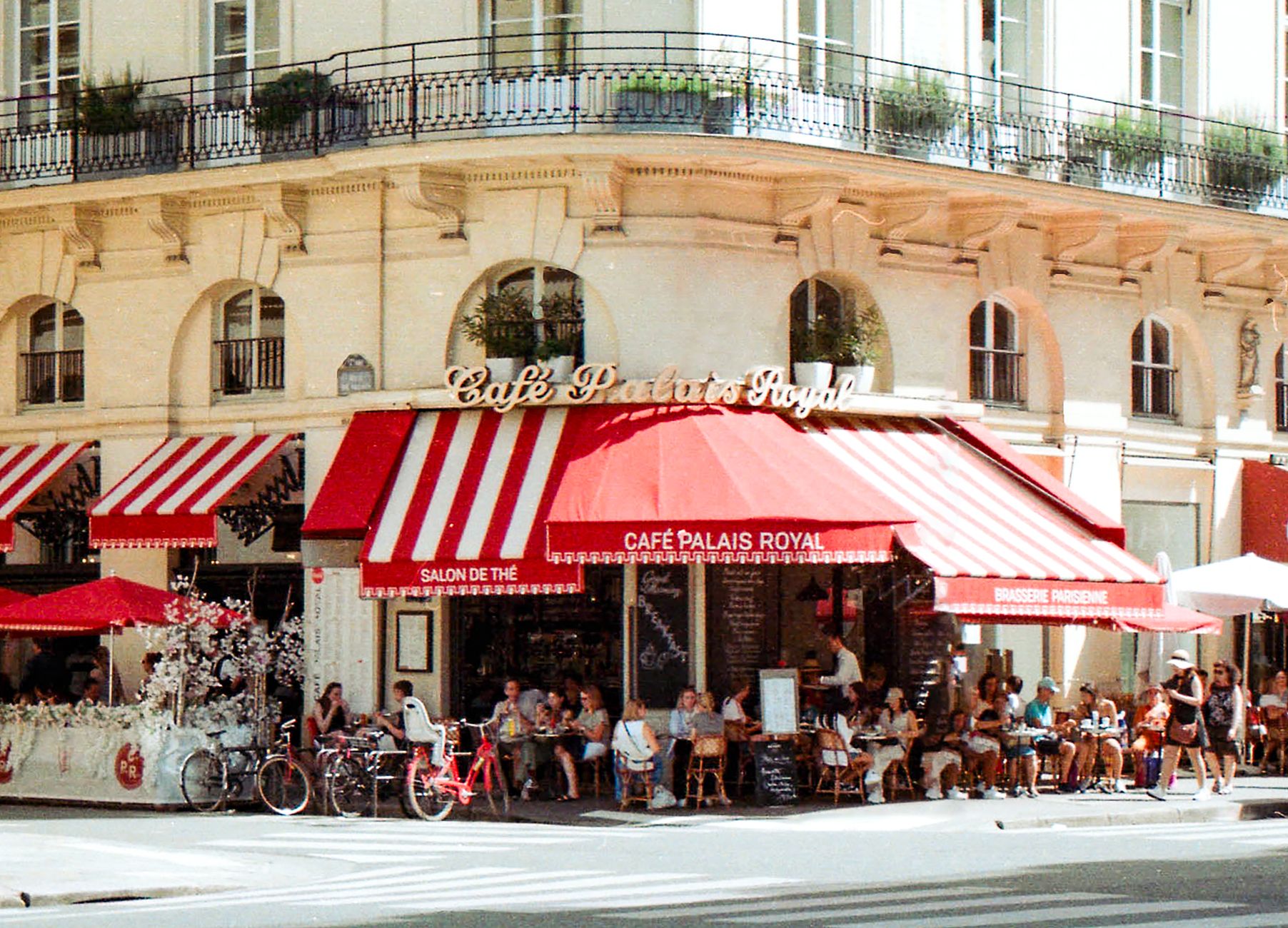 En typisk kaféterrass i Paris där priset varierar kraftigt beroende på arrondissemang och närhet till turiststråk.